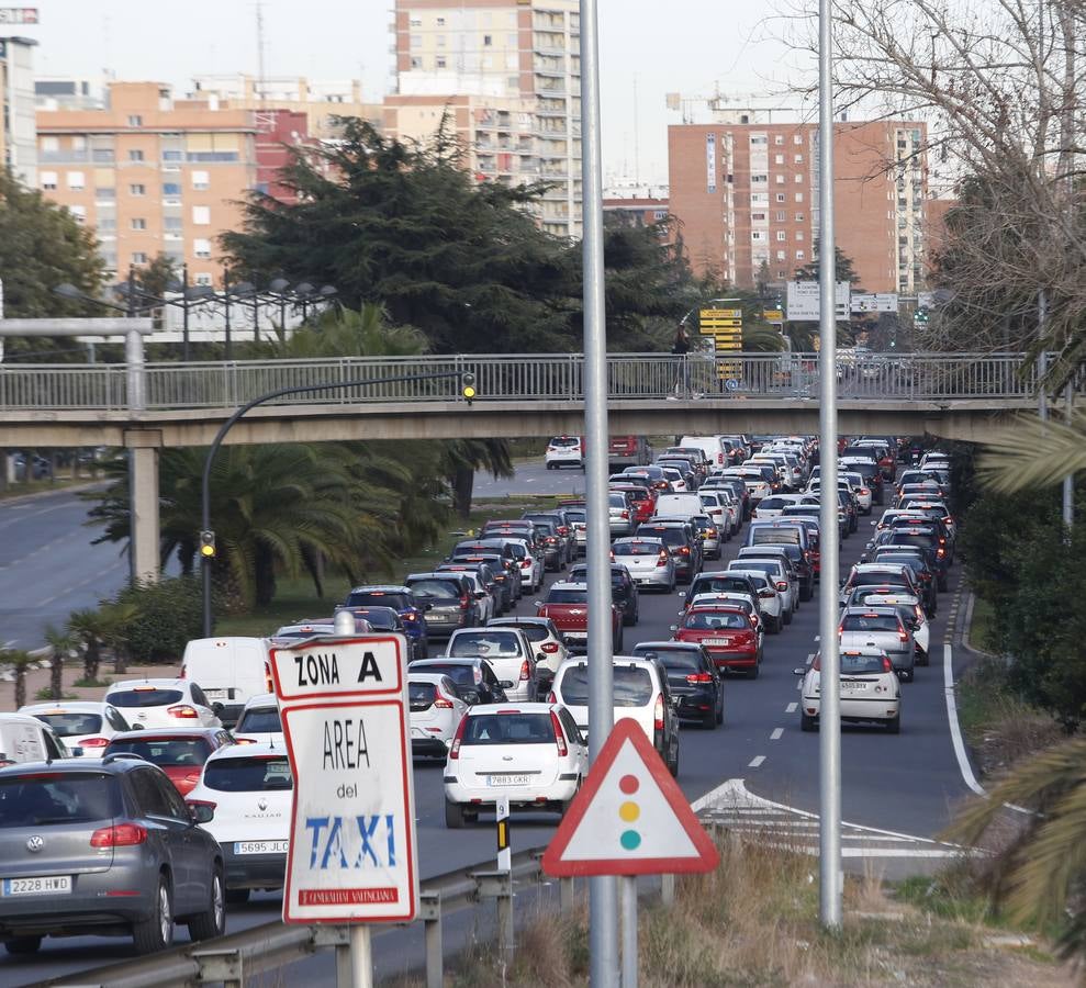 Fotos de atascos en la entrada a Valencia por la autovía A-3