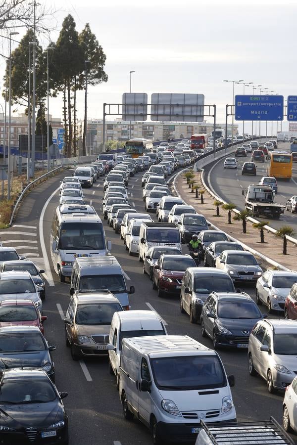 Fotos de atascos en la entrada a Valencia por la autovía A-3