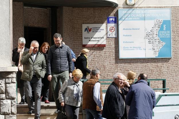 Pacientes en el acceso a un centro de salud de Valencia. 