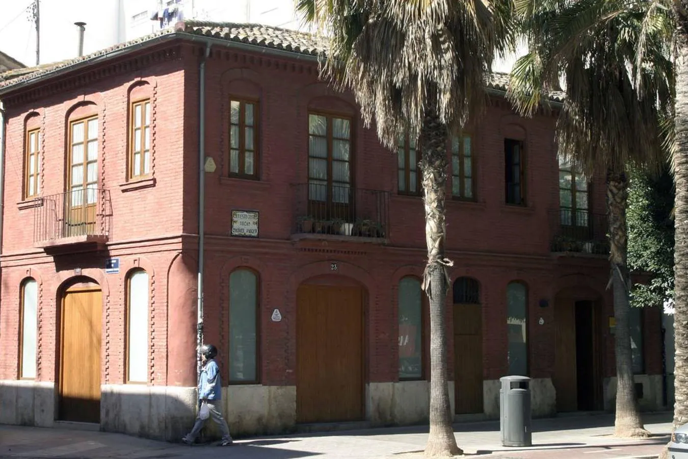 Basta un paseo por el casco antiguo de Valencia, con la mirada puesta en las fachadas y portales de cada calle, para darse cuenta de la cantidad de valencianos ilustres nacidos en sus casas. La capital del Turia ha visto desarrollarse a pintores, actores, escritores, poetas, dramaturgos, músicos, periodistas, políticos... La trayectoria de sus vidas dejó huella en la sociedad y una placa en sus casas natalicias recuerda los lugares en los que empezó todo.