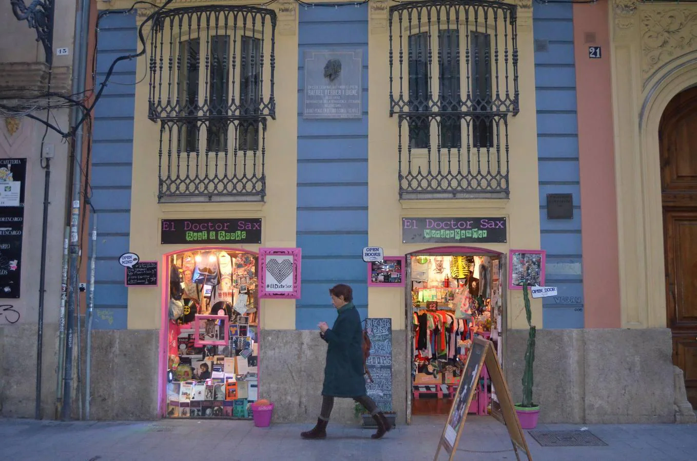 RAFAEL FERRER I BIGNÉ | Siguiendo hacia la calle Quart del barrio del Carmen, sobre la pared del conocido como Palacio Echeveste (siglo XIX) se inauguró en 1957 el letrero en mármol que recuerda el hogar de niño del poeta Rafael Ferrer Bigné: «En esta casa naixqué i morí el poeta Rafael Ferrer i Bigné. 1836 - 1892. Copromotor de la Renaixença literaria valenciana. Lo Rat-Penat en record i com a exemple. Maig 1957».