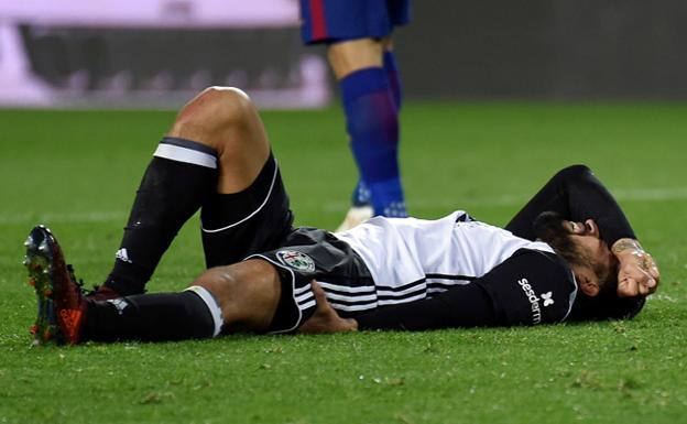 Ezequiel Garay, lesionado en el Valencia-Barcelona de Copa.