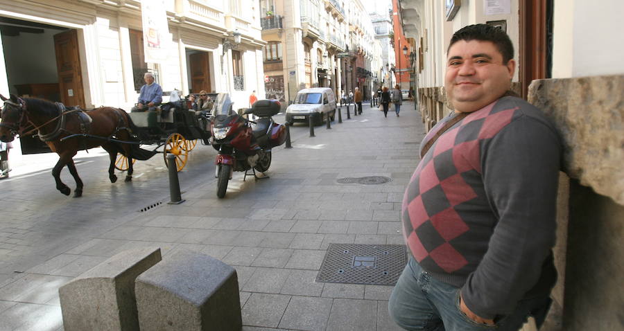 Su calle preferida | Le gusta la calle Caballeros "de principio a fin". "He ido a trabajar mucho allí, al Escalante y al teatro Talia (en la imagen), así que me conozco mucho todos los hornos, las tiendas y las cafeterías y bares de la zona".