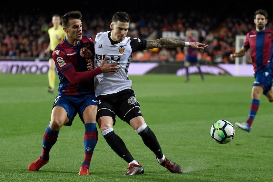 Estas son las imágenes que deja el derbi en Mestalla, jornada 23 de la Liga