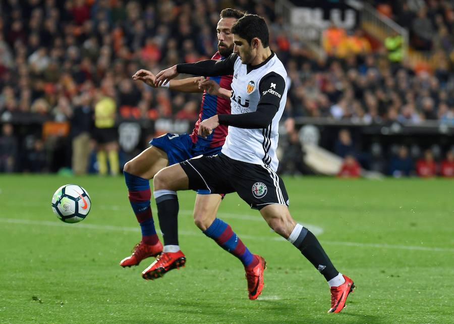 Estas son las imágenes que deja el derbi en Mestalla, jornada 23 de la Liga