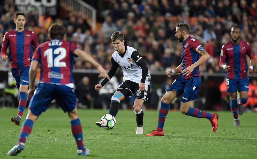 Estas son las imágenes que deja el derbi en Mestalla, jornada 23 de la Liga