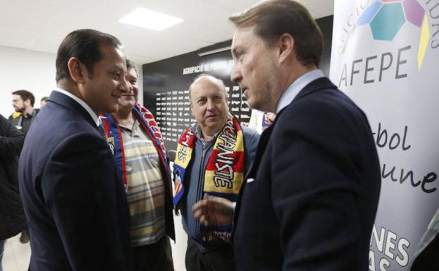 Anll Murthy conversa con Quico Catalán y los presidentes de las peñas de Valencia y Levante.