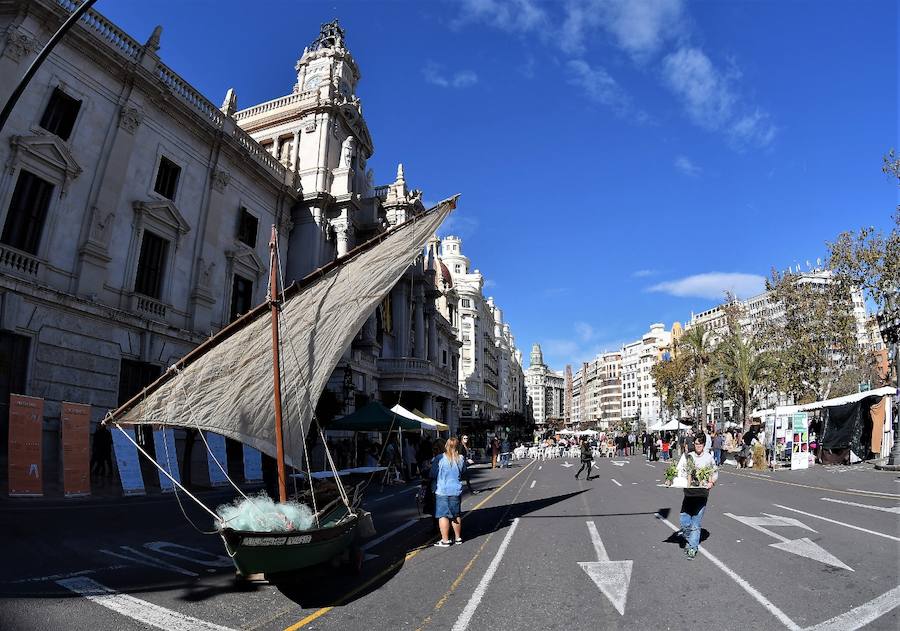 La plaza del Ayuntamiento de Valencia acogió el pasado domingo 11 de febrero la tercera edición del mercado de proximidad 'De l'Horta a la Plaça', en el que 55 productores y diez puestos de distribución compartieron el céntrico enclave de la ciudad con talleres, charlas y música. La propuesta de fomento de la producción agrícola de proximidad organizada por la Concejalía de Agricultura y Pueblos de Valencia arrancó a las 10 de la mañana con actividades divulgativas, culturales y lúdicas.