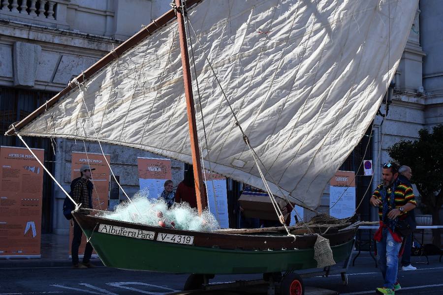 La plaza del Ayuntamiento de Valencia acogió el pasado domingo 11 de febrero la tercera edición del mercado de proximidad 'De l'Horta a la Plaça', en el que 55 productores y diez puestos de distribución compartieron el céntrico enclave de la ciudad con talleres, charlas y música. La propuesta de fomento de la producción agrícola de proximidad organizada por la Concejalía de Agricultura y Pueblos de Valencia arrancó a las 10 de la mañana con actividades divulgativas, culturales y lúdicas.