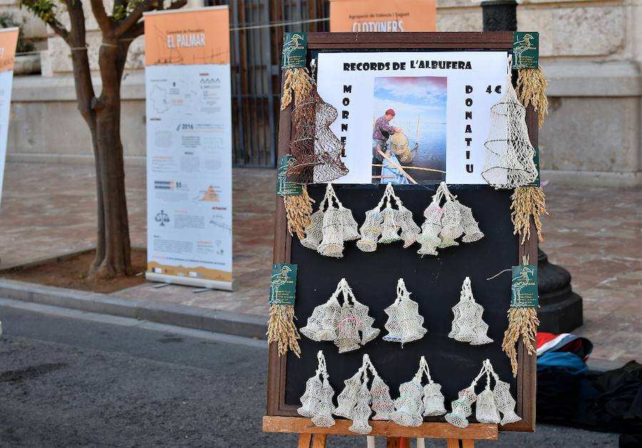 La plaza del Ayuntamiento de Valencia acogió el pasado domingo 11 de febrero la tercera edición del mercado de proximidad 'De l'Horta a la Plaça', en el que 55 productores y diez puestos de distribución compartieron el céntrico enclave de la ciudad con talleres, charlas y música. La propuesta de fomento de la producción agrícola de proximidad organizada por la Concejalía de Agricultura y Pueblos de Valencia arrancó a las 10 de la mañana con actividades divulgativas, culturales y lúdicas.