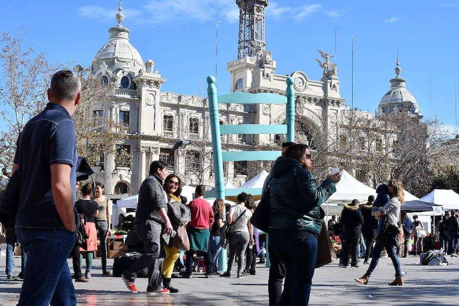 La plaza del Ayuntamiento de Valencia ha acogido este domingo la tercera edición del mercado de proximidad 'De l'Horta a la Plaça', en el que 55 productores y diez puestos de distribución han compartido el céntrico enclave de la ciudad con talleres, charlas y música. La propuesta de fomento de la producción agrícola de proximidad organizada por la Concejalía de Agricultura y Pueblos de Valencia arrancó a las 10 de la mañana con actividades divulgativas, culturales y lúdicas.