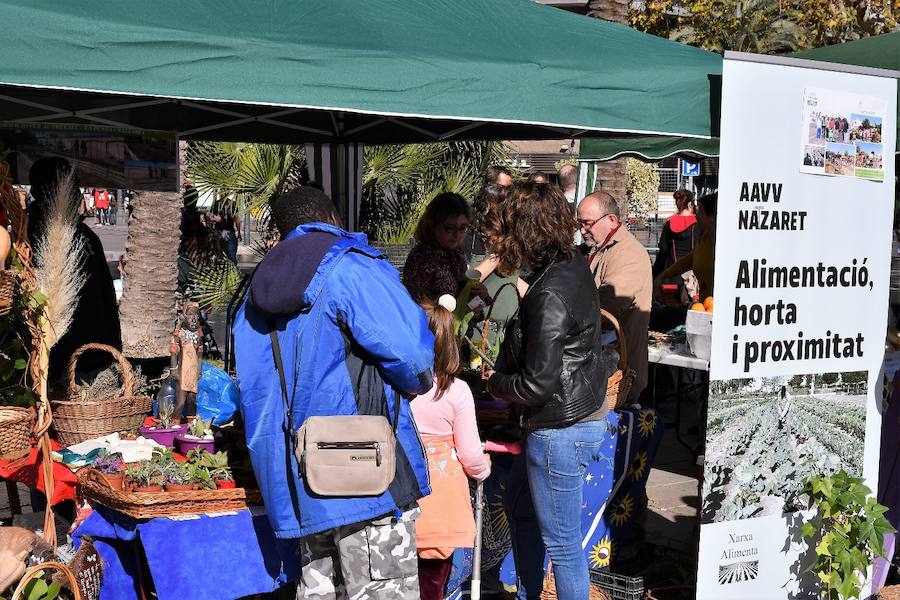 La plaza del Ayuntamiento de Valencia ha acogido este domingo la tercera edición del mercado de proximidad 'De l'Horta a la Plaça', en el que 55 productores y diez puestos de distribución han compartido el céntrico enclave de la ciudad con talleres, charlas y música. La propuesta de fomento de la producción agrícola de proximidad organizada por la Concejalía de Agricultura y Pueblos de Valencia arrancó a las 10 de la mañana con actividades divulgativas, culturales y lúdicas.