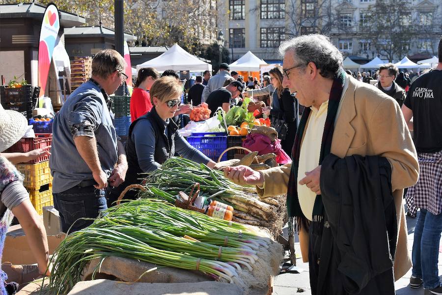 La plaza del Ayuntamiento de Valencia ha acogido este domingo la tercera edición del mercado de proximidad 'De l'Horta a la Plaça', en el que 55 productores y diez puestos de distribución han compartido el céntrico enclave de la ciudad con talleres, charlas y música. La propuesta de fomento de la producción agrícola de proximidad organizada por la Concejalía de Agricultura y Pueblos de Valencia arrancó a las 10 de la mañana con actividades divulgativas, culturales y lúdicas.