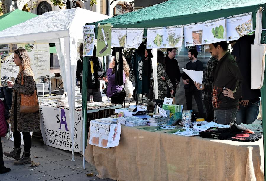 La plaza del Ayuntamiento de Valencia ha acogido este domingo la tercera edición del mercado de proximidad 'De l'Horta a la Plaça', en el que 55 productores y diez puestos de distribución han compartido el céntrico enclave de la ciudad con talleres, charlas y música. La propuesta de fomento de la producción agrícola de proximidad organizada por la Concejalía de Agricultura y Pueblos de Valencia arrancó a las 10 de la mañana con actividades divulgativas, culturales y lúdicas.