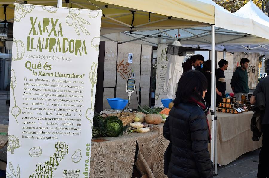 La plaza del Ayuntamiento de Valencia ha acogido este domingo la tercera edición del mercado de proximidad 'De l'Horta a la Plaça', en el que 55 productores y diez puestos de distribución han compartido el céntrico enclave de la ciudad con talleres, charlas y música. La propuesta de fomento de la producción agrícola de proximidad organizada por la Concejalía de Agricultura y Pueblos de Valencia arrancó a las 10 de la mañana con actividades divulgativas, culturales y lúdicas.