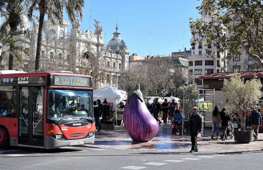 La plaza del Ayuntamiento de Valencia ha acogido este domingo la tercera edición del mercado de proximidad 'De l'Horta a la Plaça', en el que 55 productores y diez puestos de distribución han compartido el céntrico enclave de la ciudad con talleres, charlas y música. La propuesta de fomento de la producción agrícola de proximidad organizada por la Concejalía de Agricultura y Pueblos de Valencia arrancó a las 10 de la mañana con actividades divulgativas, culturales y lúdicas.