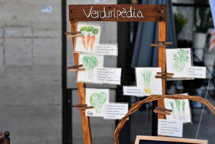 La plaza del Ayuntamiento de Valencia ha acogido este domingo la tercera edición del mercado de proximidad 'De l'Horta a la Plaça', en el que 55 productores y diez puestos de distribución han compartido el céntrico enclave de la ciudad con talleres, charlas y música. La propuesta de fomento de la producción agrícola de proximidad organizada por la Concejalía de Agricultura y Pueblos de Valencia arrancó a las 10 de la mañana con actividades divulgativas, culturales y lúdicas.