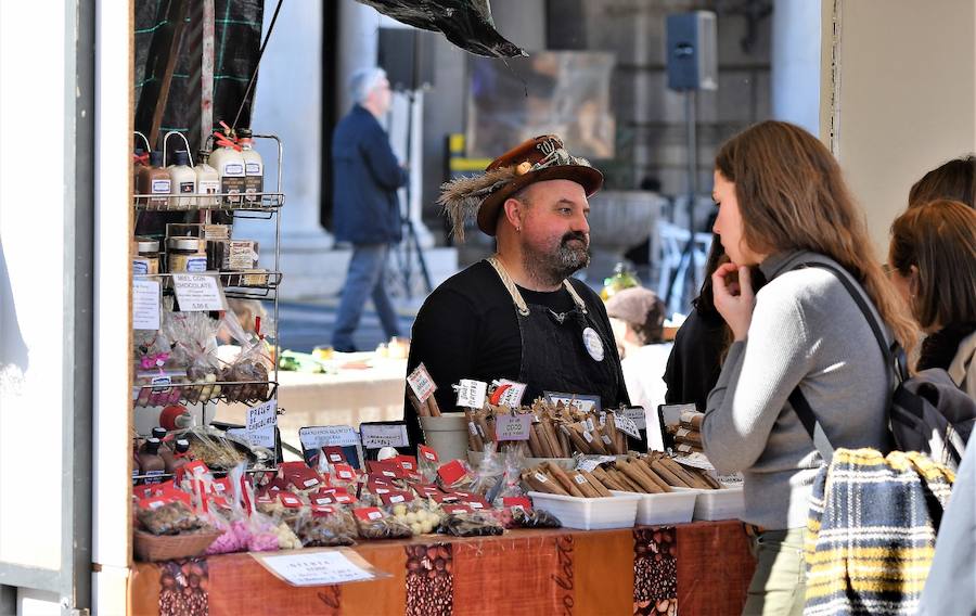 La plaza del Ayuntamiento de Valencia ha acogido este domingo la tercera edición del mercado de proximidad 'De l'Horta a la Plaça', en el que 55 productores y diez puestos de distribución han compartido el céntrico enclave de la ciudad con talleres, charlas y música. La propuesta de fomento de la producción agrícola de proximidad organizada por la Concejalía de Agricultura y Pueblos de Valencia arrancó a las 10 de la mañana con actividades divulgativas, culturales y lúdicas.