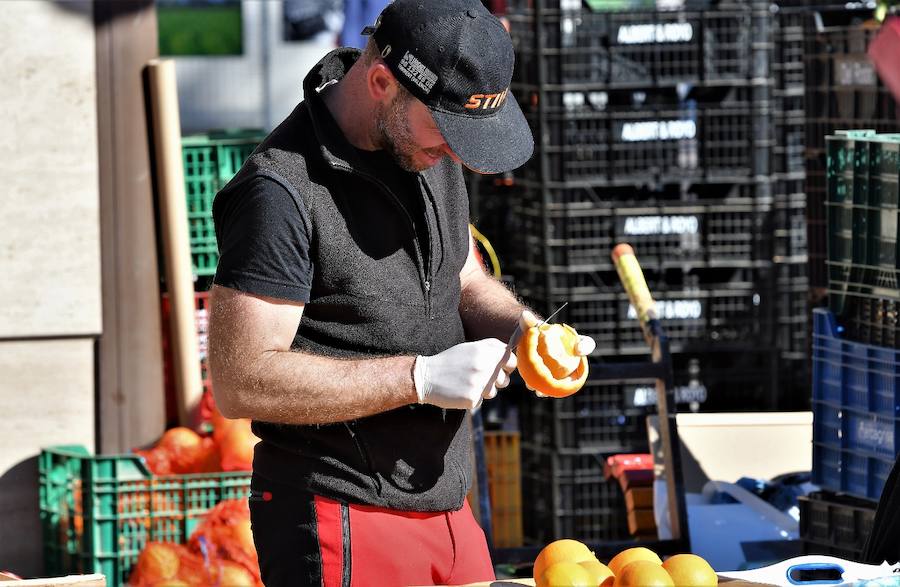 La plaza del Ayuntamiento de Valencia ha acogido este domingo la tercera edición del mercado de proximidad 'De l'Horta a la Plaça', en el que 55 productores y diez puestos de distribución han compartido el céntrico enclave de la ciudad con talleres, charlas y música. La propuesta de fomento de la producción agrícola de proximidad organizada por la Concejalía de Agricultura y Pueblos de Valencia arrancó a las 10 de la mañana con actividades divulgativas, culturales y lúdicas.