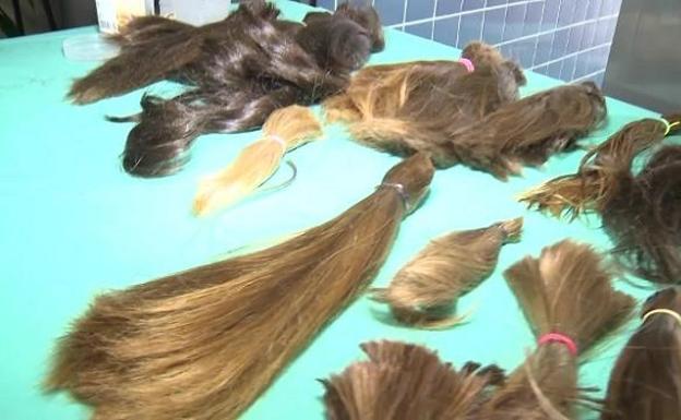 Alzira dona 5 kilos de pelo para las pacientes que sufren cáncer