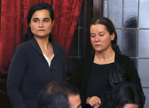 Triana Martínez y su madre, Montserrat González, durante el juicio en febrero de 2016 en León. 