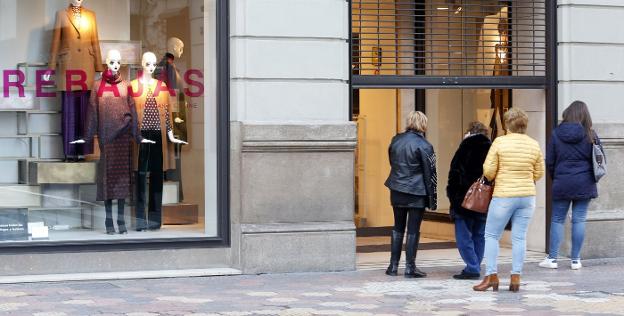 Varias clientas, a las puertas de un establecimiento comercial del centro de Valencia. 