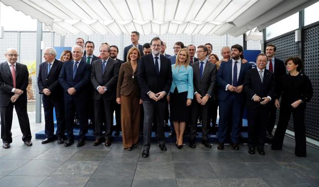 Mariano Rajoy, en el centro, tras la foto de familia con los barones regionales del PP. 