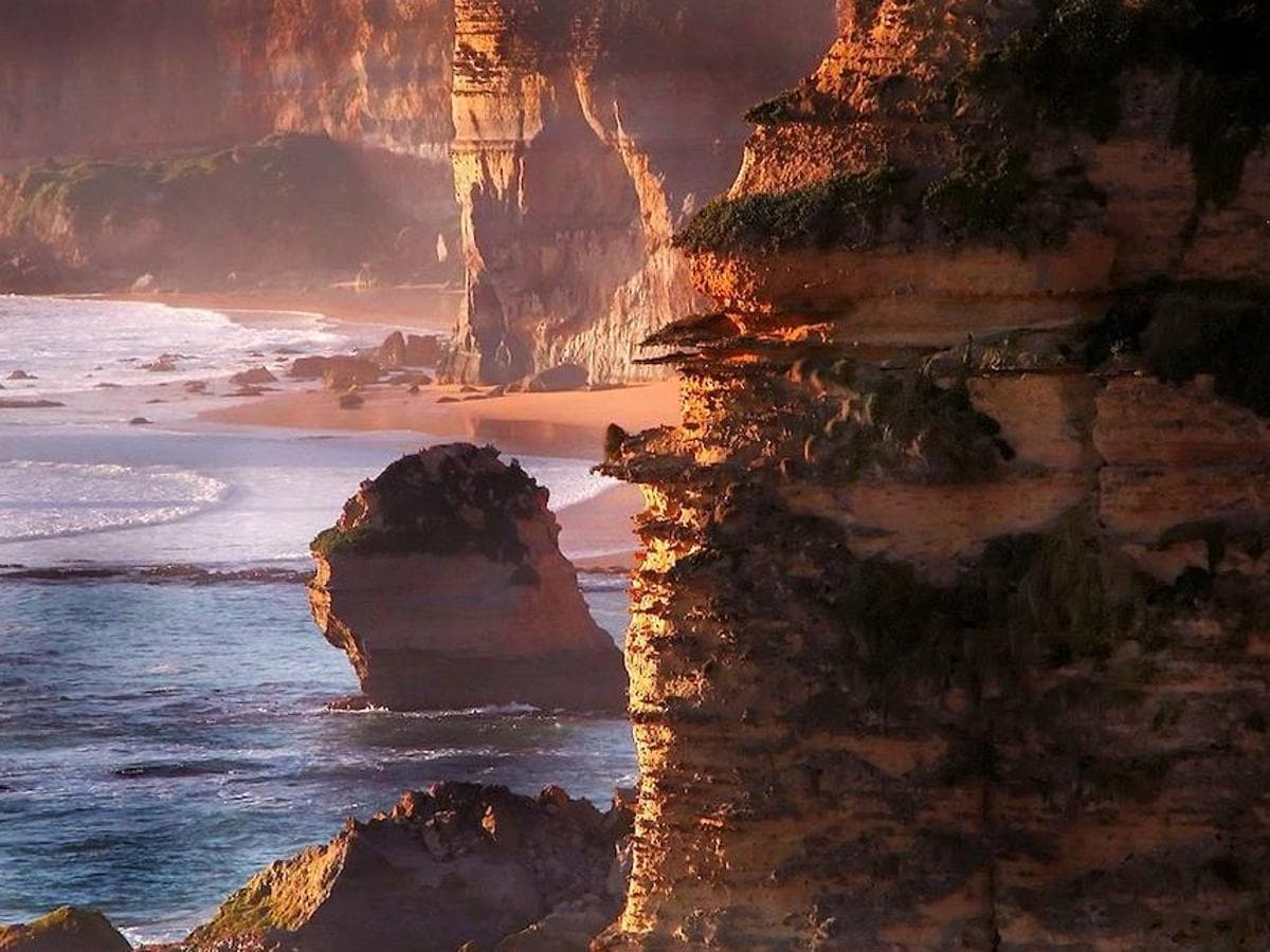 Doce Apóstoles. Así se conoce el grupo de agujas calizas que sobresalen del mar en la costa del Parque nacional Port Cambell (Victoria, Australia).