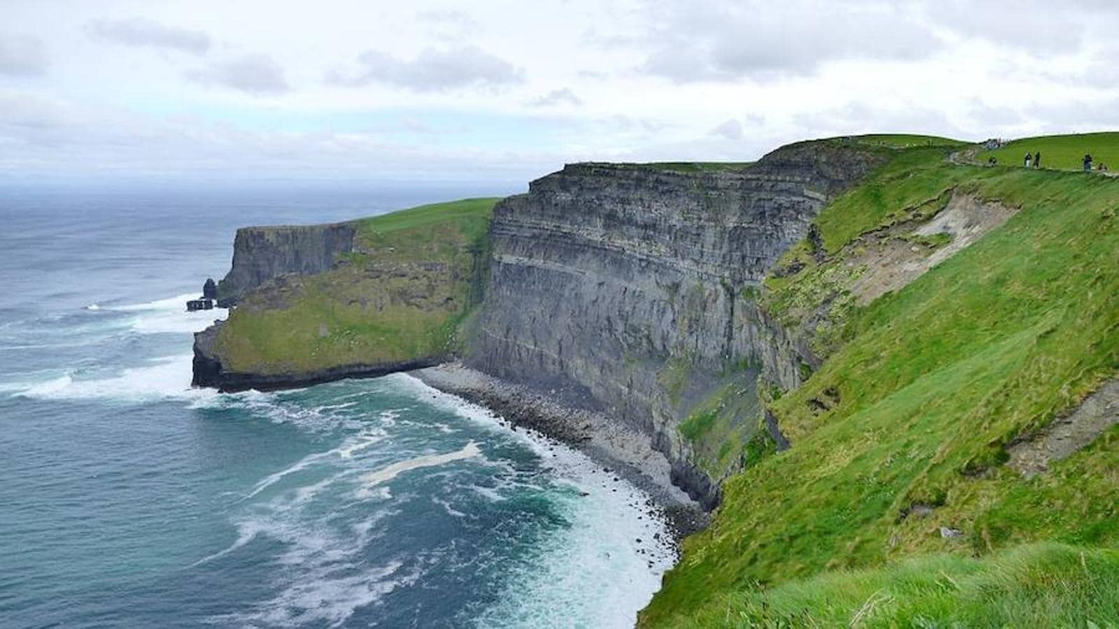 A 120 metros sobre el Océano Atlántico sobresalen los acantilados de Moher, en el condado irlandés de Clare.