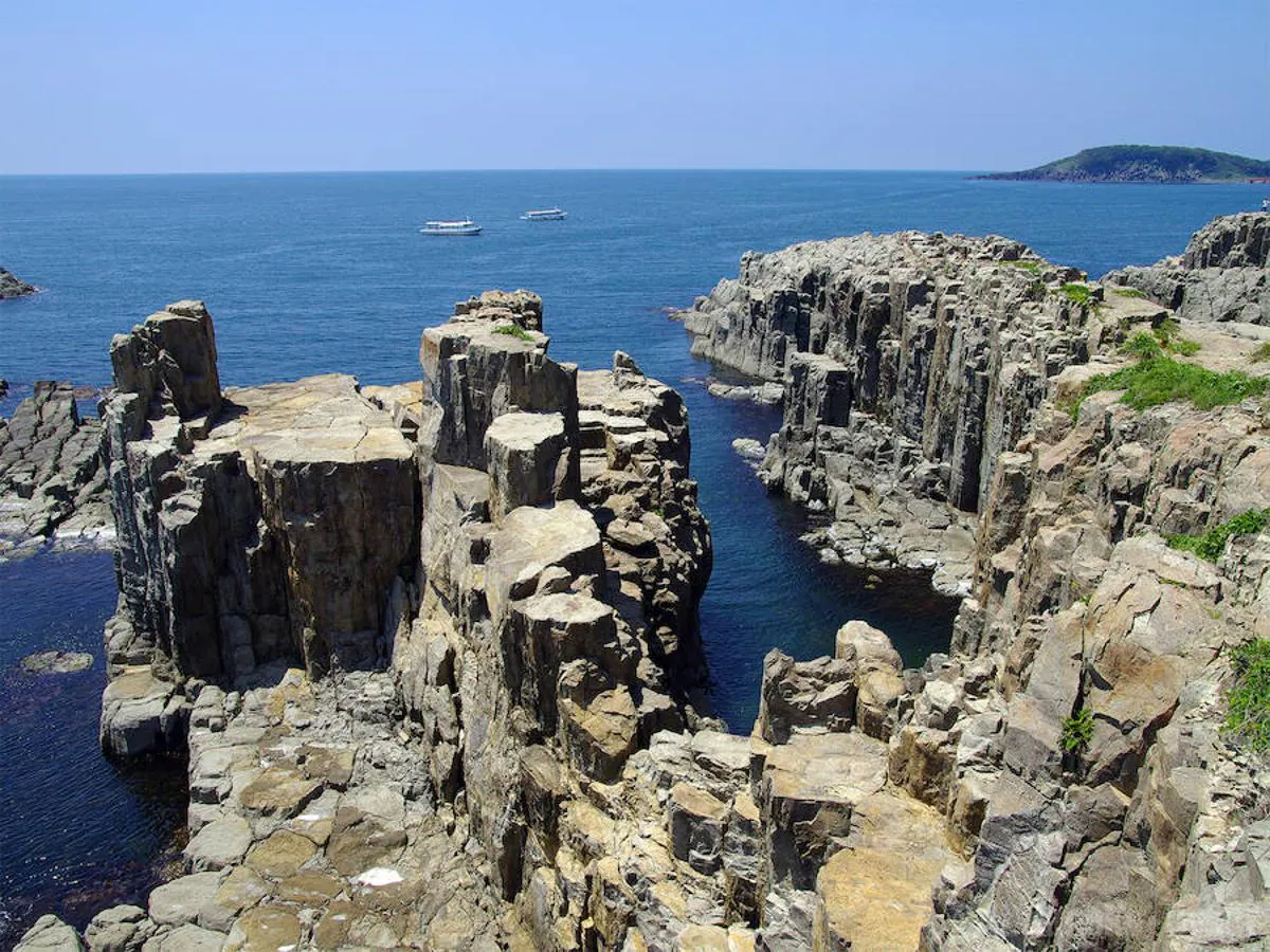 Tōjinbō. Un conjunto extraordinario de acantilados basálticos que se extienden a lo largo de un kilómetro en el Mar de Japón. Sus piedras se formaron hace casi 13 millones de años.