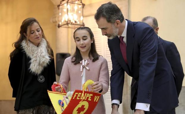 Felipe VI junto con la niña valenciana Teresa Sánchez, durante la 36 edición del concurso escolar "¿Qué es un Rey para ti?", celebrado en el Palacio de El Pardo en Madrid.