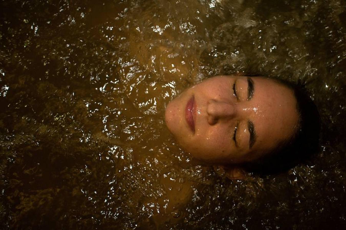Granada acaba de inaugurar el primer spa de cerveza que se crea en España. Este nuevo concepto de balneario permite al visitante disfrutar de una 'birra' y una tapa tradicional mientras cuida su cuerpo. En las instalaciones es posible recibir masajes y tratamientos de relajación y belleza dentro de la misma línea de productos. 