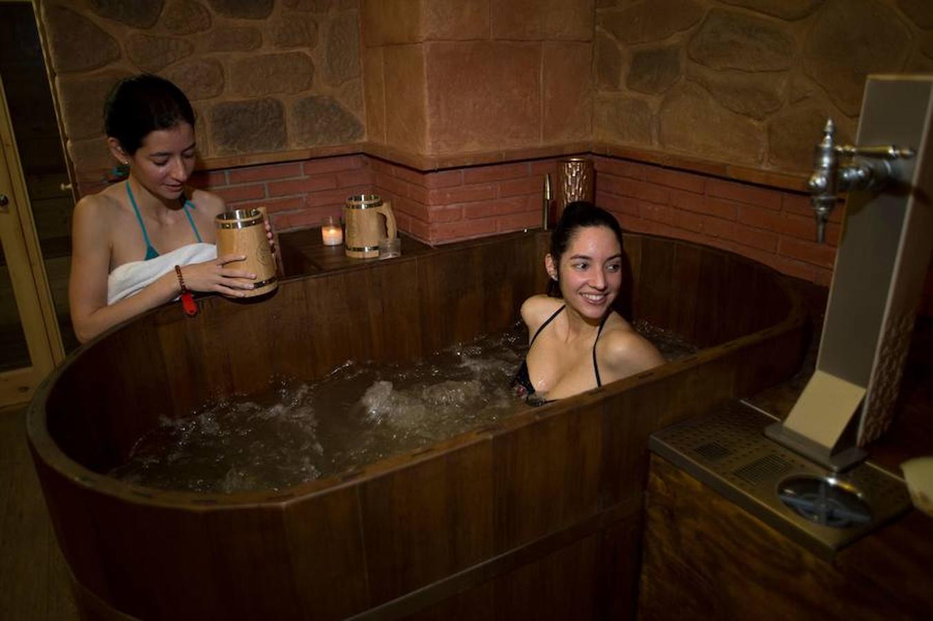 Granada acaba de inaugurar el primer spa de cerveza que se crea en España. Este nuevo concepto de balneario permite al visitante disfrutar de una 'birra' y una tapa tradicional mientras cuida su cuerpo. En las instalaciones es posible recibir masajes y tratamientos de relajación y belleza dentro de la misma línea de productos. 