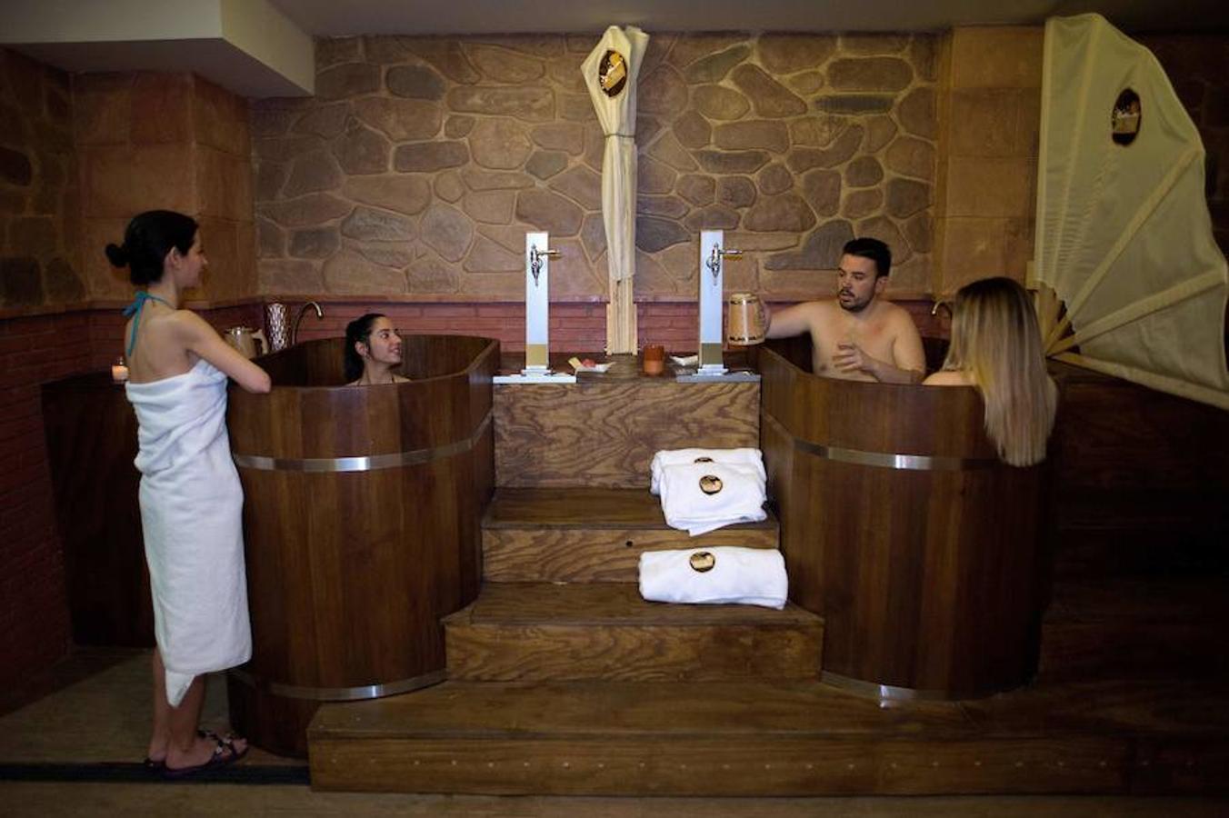 Granada acaba de inaugurar el primer spa de cerveza que se crea en España. Este nuevo concepto de balneario permite al visitante disfrutar de una 'birra' y una tapa tradicional mientras cuida su cuerpo. En las instalaciones es posible recibir masajes y tratamientos de relajación y belleza dentro de la misma línea de productos. 