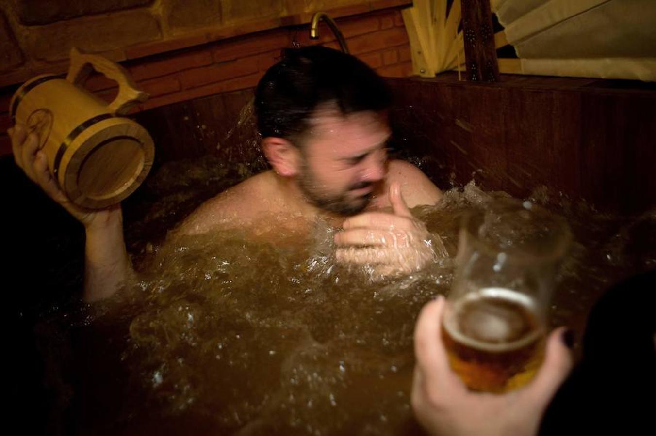Granada acaba de inaugurar el primer spa de cerveza que se crea en España. Este nuevo concepto de balneario permite al visitante disfrutar de una 'birra' y una tapa tradicional mientras cuida su cuerpo. En las instalaciones es posible recibir masajes y tratamientos de relajación y belleza dentro de la misma línea de productos. 