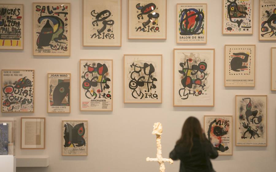 El surrealismo de Miró ya está en la Capital del Turia. Mañana verá la luz la exposición 'Joan Miró, orden y desorden' en el IVAM. Una muestra que explora la trayectoria del artista catalán a través de 200 obras: pinturas, esculturas, dibujos, cerámicas, carteles y piezas vinculadas a las artes escénicas.