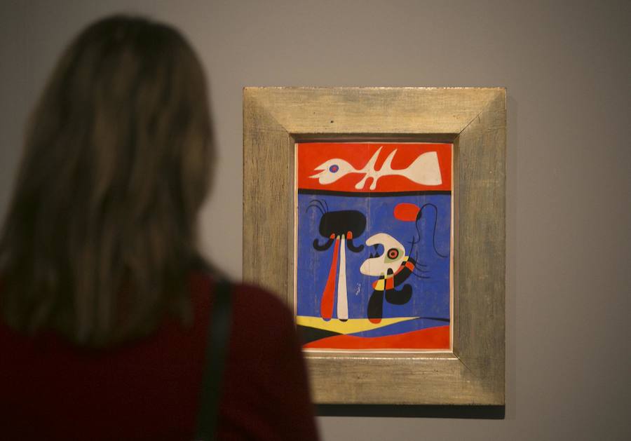 Mañana verá la luz la exposición 'Joan Miró, orden y desorden' en el IVAM. Una muestra que explora la trayectoria del artista catalán a través de 200 obras: pinturas, esculturas, dibujos, cerámicas, carteles y piezas vinculadas a las artes escénicas.