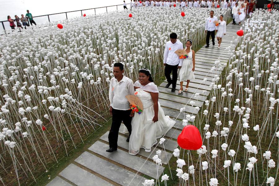 Las muestras de cariño recorren cada rincón del planeta. Besos robados, pedidas de matrimonio a los pies de la Torre Eiffel y decenas de bodas masivas en India, Filipinas y Tailandia. Hoy, como cada 14 de febrero, el mundo se ha rendido al amor.