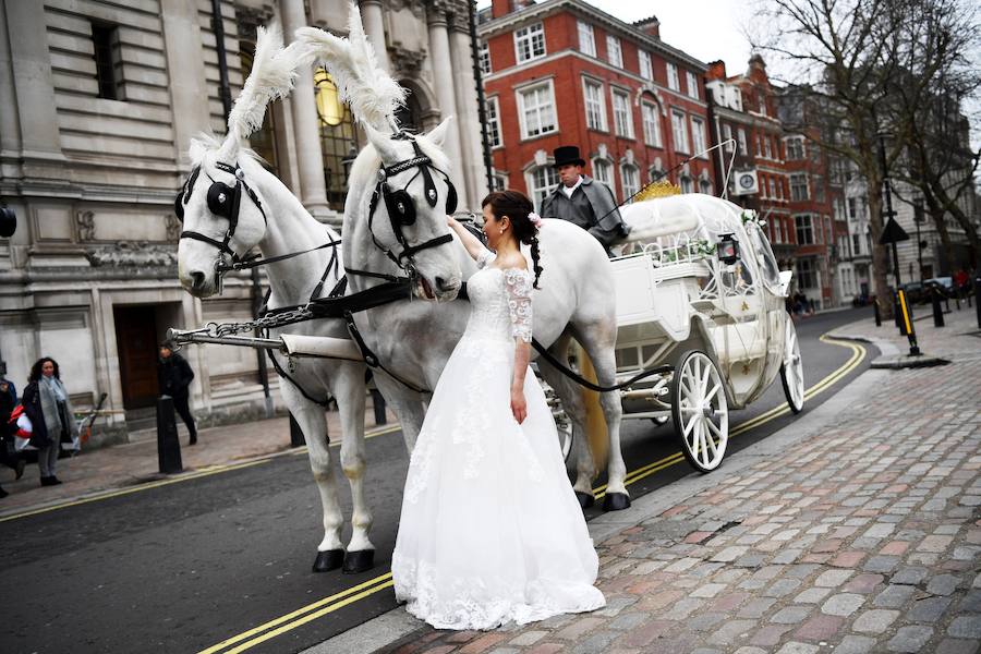 Las muestras de cariño recorren cada rincón del planeta. Besos robados, pedidas de matrimonio a los pies de la Torre Eiffel y decenas de bodas masivas en India, Filipinas y Tailandia. Hoy, como cada 14 de febrero, el mundo se ha rendido al amor.