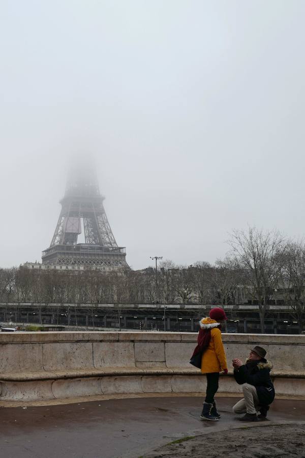 Las muestras de cariño recorren cada rincón del planeta. Besos robados, pedidas de matrimonio a los pies de la Torre Eiffel y decenas de bodas masivas en India, Filipinas y Tailandia. Hoy, como cada 14 de febrero, el mundo se ha rendido al amor.