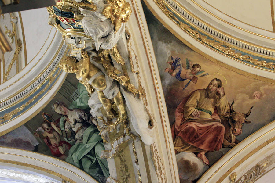 La iglesia de San Nicolás, considerada "la Capilla Sixtina valenciana" tras su recuperación pictórica y estructural de los últimos años, luce ya la restauración y el reagrupamiento cronológico también de su Capilla de la Comunión, una obra del siglo XVIII que arrastraba décadas de deterioro. Los trabajos de restauración de la capilla han concluido tras nueve meses y una inversión de un millón de euros financiados por la Fundación Hortensia Herrero, que lleva invertidos ya 5,5 millones en los últimos seis años en esta iglesia. La Capilla de la Comunión data de 1760 y aunque ha sido restaurada a principios del siglo XX, era "evidente su deterioro progresivo desde los años 30" y en ella pueden verse dos cúpulas sucesivas, "algo que no sucede en ninguna otra capilla valenciana". 