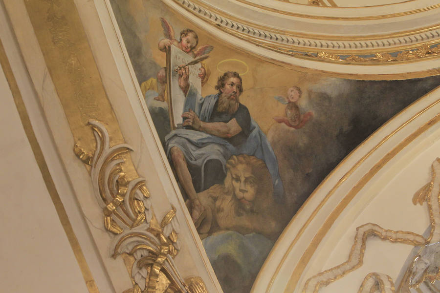 La iglesia de San Nicolás, considerada "la Capilla Sixtina valenciana" tras su recuperación pictórica y estructural de los últimos años, luce ya la restauración y el reagrupamiento cronológico también de su Capilla de la Comunión, una obra del siglo XVIII que arrastraba décadas de deterioro. Los trabajos de restauración de la capilla han concluido tras nueve meses y una inversión de un millón de euros financiados por la Fundación Hortensia Herrero, que lleva invertidos ya 5,5 millones en los últimos seis años en esta iglesia. La Capilla de la Comunión data de 1760 y aunque ha sido restaurada a principios del siglo XX, era "evidente su deterioro progresivo desde los años 30" y en ella pueden verse dos cúpulas sucesivas, "algo que no sucede en ninguna otra capilla valenciana". 