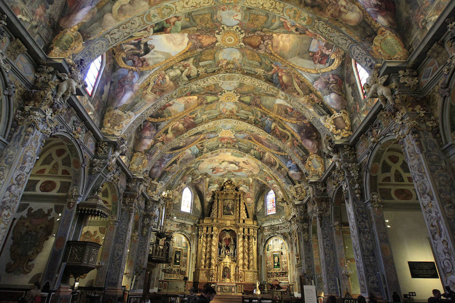 La iglesia de San Nicolás, considerada "la Capilla Sixtina valenciana" tras su recuperación pictórica y estructural de los últimos años, luce ya la restauración y el reagrupamiento cronológico también de su Capilla de la Comunión, una obra del siglo XVIII que arrastraba décadas de deterioro. Los trabajos de restauración de la capilla han concluido tras nueve meses y una inversión de un millón de euros financiados por la Fundación Hortensia Herrero, que lleva invertidos ya 5,5 millones en los últimos seis años en esta iglesia. La Capilla de la Comunión data de 1760 y aunque ha sido restaurada a principios del siglo XX, era "evidente su deterioro progresivo desde los años 30" y en ella pueden verse dos cúpulas sucesivas, "algo que no sucede en ninguna otra capilla valenciana". 