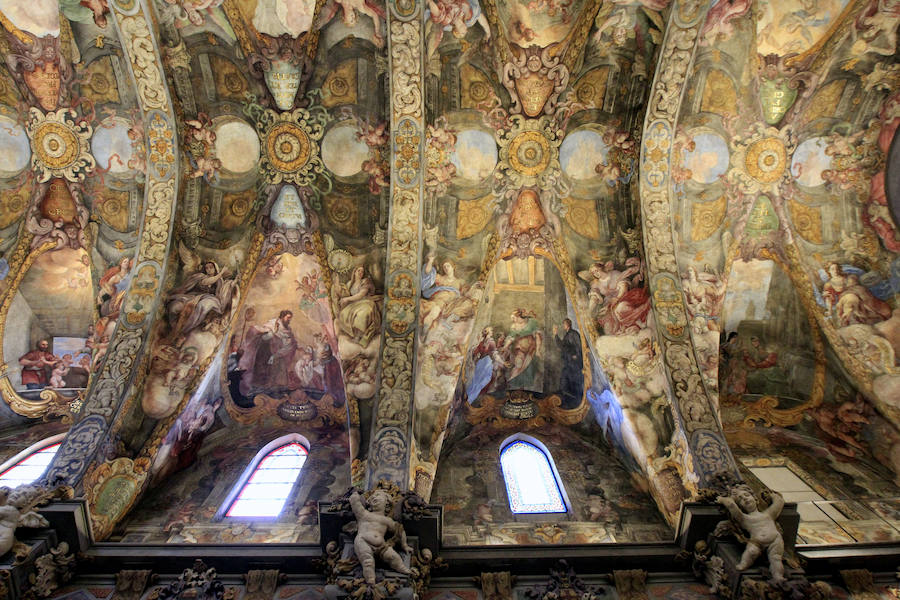 La iglesia de San Nicolás, considerada "la Capilla Sixtina valenciana" tras su recuperación pictórica y estructural de los últimos años, luce ya la restauración y el reagrupamiento cronológico también de su Capilla de la Comunión, una obra del siglo XVIII que arrastraba décadas de deterioro. Los trabajos de restauración de la capilla han concluido tras nueve meses y una inversión de un millón de euros financiados por la Fundación Hortensia Herrero, que lleva invertidos ya 5,5 millones en los últimos seis años en esta iglesia. La Capilla de la Comunión data de 1760 y aunque ha sido restaurada a principios del siglo XX, era "evidente su deterioro progresivo desde los años 30" y en ella pueden verse dos cúpulas sucesivas, "algo que no sucede en ninguna otra capilla valenciana". 