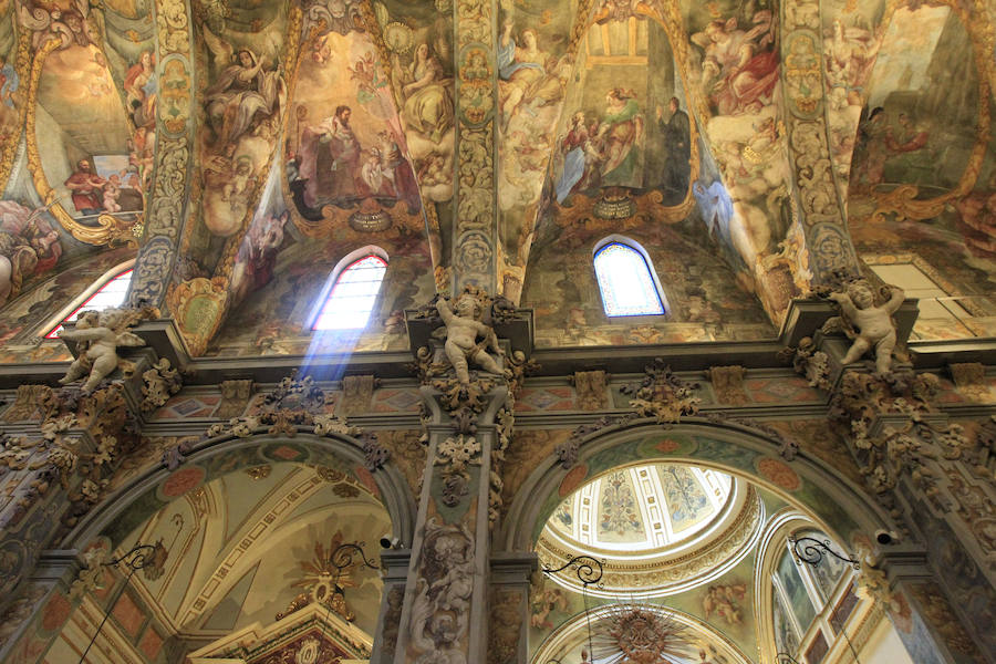 La iglesia de San Nicolás, considerada "la Capilla Sixtina valenciana" tras su recuperación pictórica y estructural de los últimos años, luce ya la restauración y el reagrupamiento cronológico también de su Capilla de la Comunión, una obra del siglo XVIII que arrastraba décadas de deterioro. Los trabajos de restauración de la capilla han concluido tras nueve meses y una inversión de un millón de euros financiados por la Fundación Hortensia Herrero, que lleva invertidos ya 5,5 millones en los últimos seis años en esta iglesia. La Capilla de la Comunión data de 1760 y aunque ha sido restaurada a principios del siglo XX, era "evidente su deterioro progresivo desde los años 30" y en ella pueden verse dos cúpulas sucesivas, "algo que no sucede en ninguna otra capilla valenciana". 