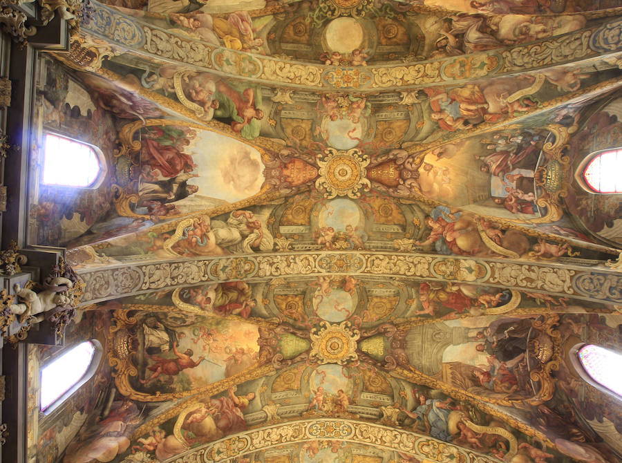 La iglesia de San Nicolás, considerada "la Capilla Sixtina valenciana" tras su recuperación pictórica y estructural de los últimos años, luce ya la restauración y el reagrupamiento cronológico también de su Capilla de la Comunión, una obra del siglo XVIII que arrastraba décadas de deterioro. Los trabajos de restauración de la capilla han concluido tras nueve meses y una inversión de un millón de euros financiados por la Fundación Hortensia Herrero, que lleva invertidos ya 5,5 millones en los últimos seis años en esta iglesia. La Capilla de la Comunión data de 1760 y aunque ha sido restaurada a principios del siglo XX, era "evidente su deterioro progresivo desde los años 30" y en ella pueden verse dos cúpulas sucesivas, "algo que no sucede en ninguna otra capilla valenciana". 