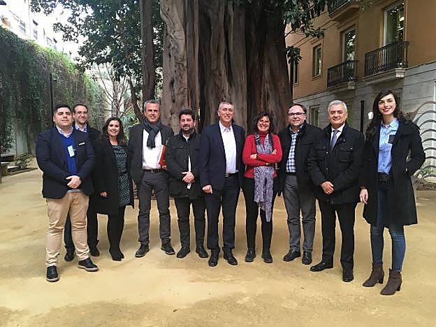 El conseller Rafael Climent, ayer con Natxo Costa, la diputada Teresa Garcia y los representantes de los comercios y los consumidores. 