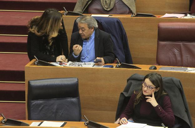 Manolo Mata y Mónica Oltra, ayer en Les Corts. 