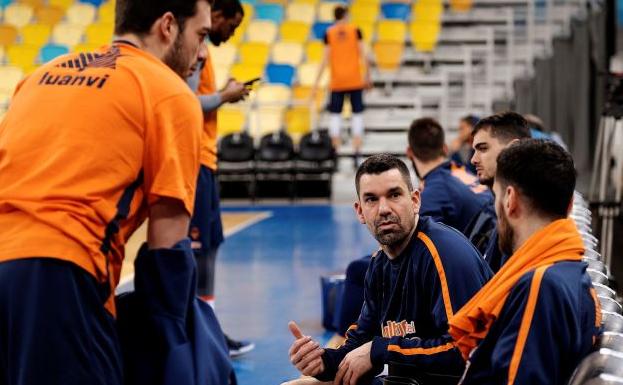 Rafa Martínez (c), charla con sus compañeros, justo antes de iniciar el entrenamiento realizado hoy.