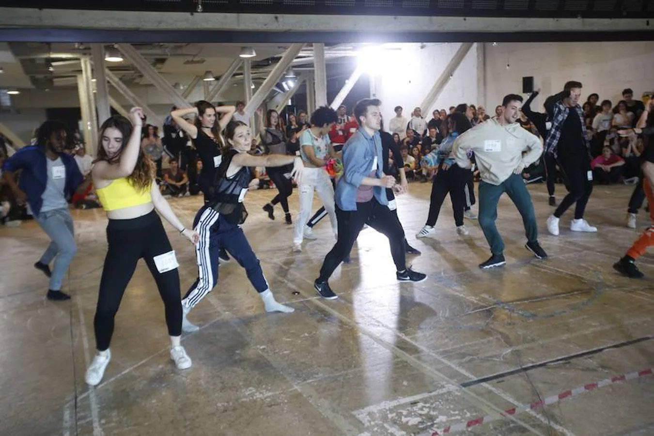 La escuela de "Fama a bailar" abrirá sus puertas en marzo en el canal #0 de Movistar+, pero antes ha comenzado la búsqueda de alumnos a través de varios cástines. Por Valencia han pasado hoy. Cientos de jóvenes han acudido La Rambeta para intentar ser los próximos participantes del popular talent show que presentará Paula Vázquez.